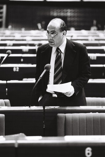 Fotografia 17: The MEP Antonio CARIGLIA during a session in Strasbourg on April 1980.