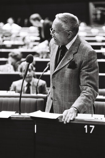 Fotografia 26: The MEP Cornelis BERKHOUWER during a session in April 1980.