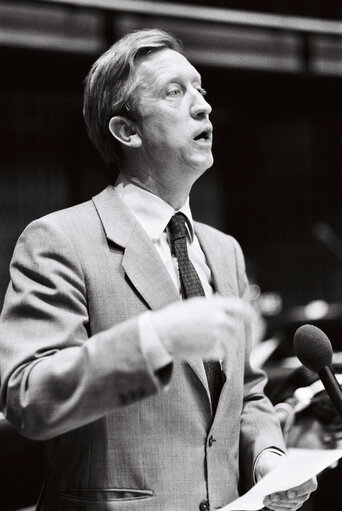 Fotografia 24: The MEP Charles-Ferdinand NOTHOMB during a session in Strasbourg in April 1980.