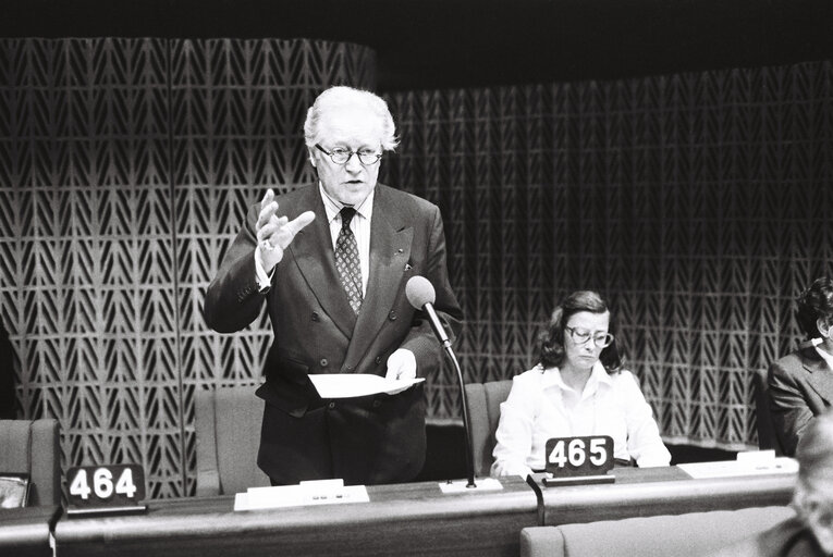 Fotografia 16: The MEP Maurice S.R.C. DRUON during a session in Strasbourg in April 1980.