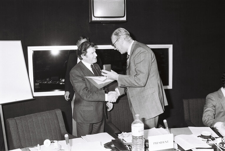 Fotografi 2: Plenary session in Strasbourg in April 1980.Medal ceremony