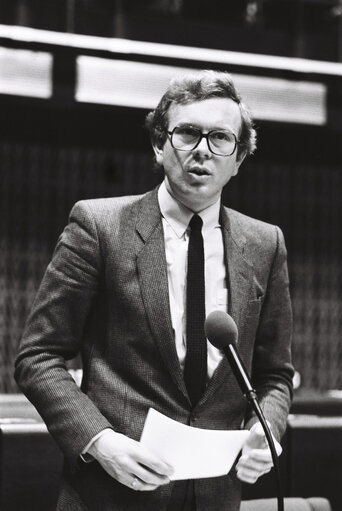 Fotografia 10: The European Commissioner Hans-Gert POETTERING during a session in Strasbourg in April 1980.