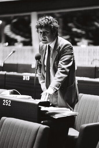 Fotografie 31: The MEP Ulrich IRMER during a session in Strasbourg in April 1980.