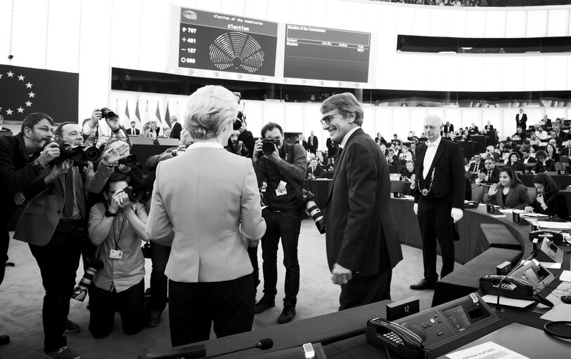 Photo 4: Plenary session - vote on European Commission