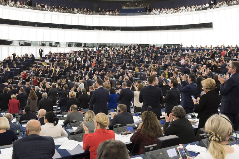 Photo 7: Plenary session - vote on European Commission