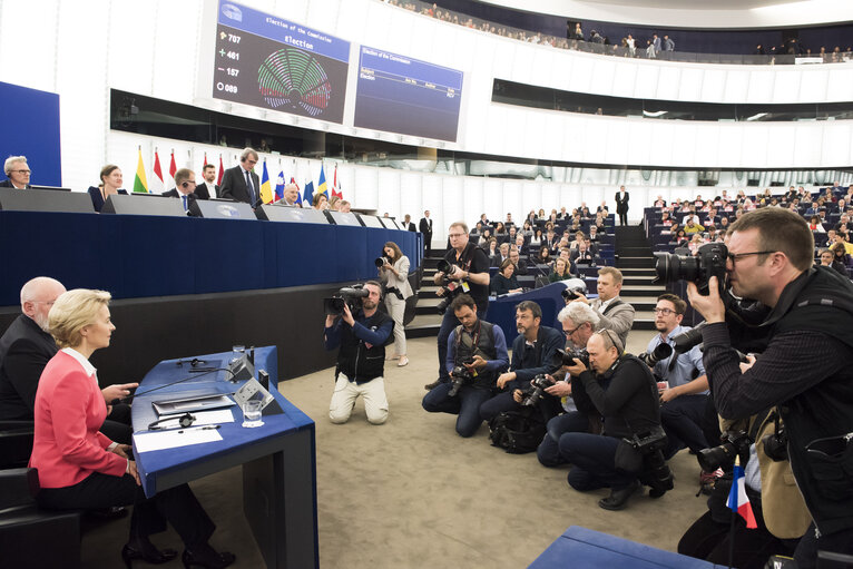 Photo 6: Plenary session - vote on European Commission