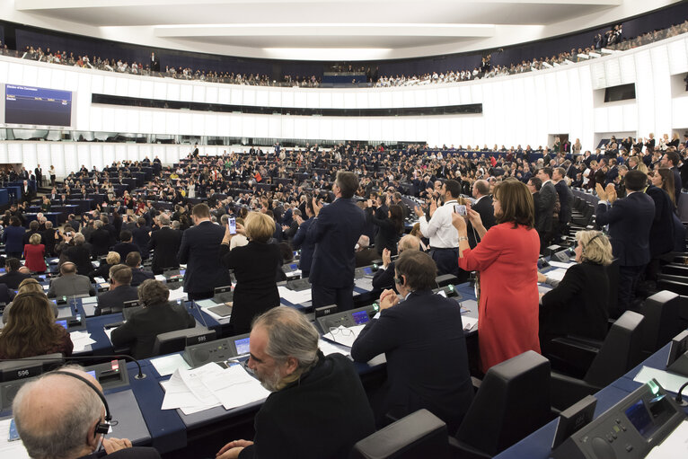Photo 11: Plenary session - vote on European Commission