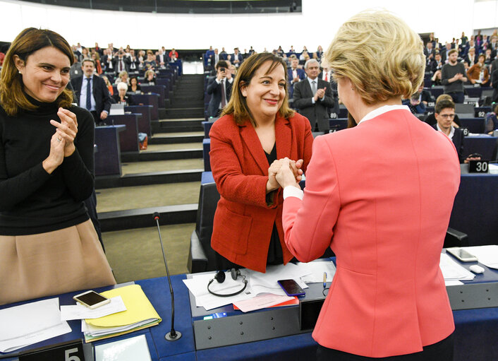 Photo 9: Plenary session - vote on European Commission