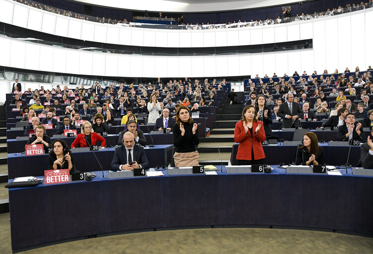 Photo 15: Plenary session - vote on European Commission