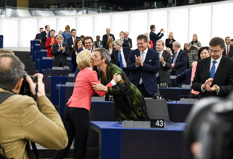 Photo 14: Plenary session - vote on European Commission