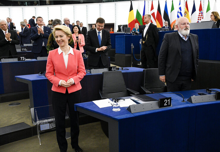 Photo 13: Plenary session - vote on European Commission