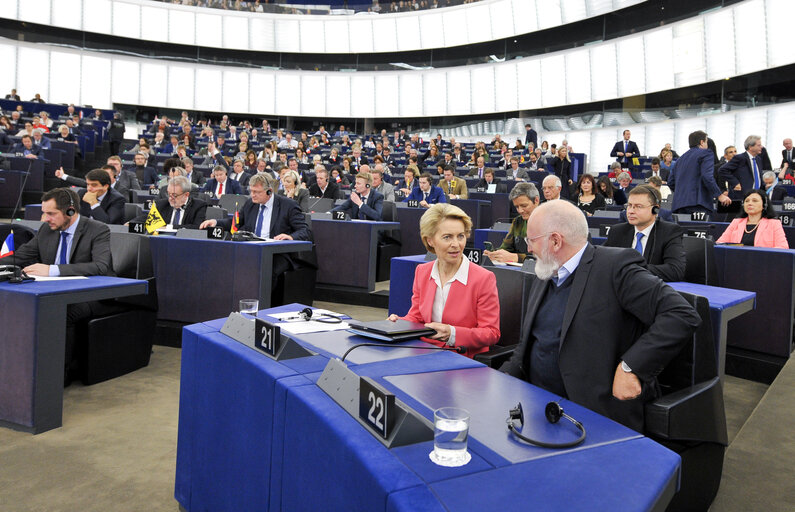 Photo 17: Plenary session - vote on European Commission