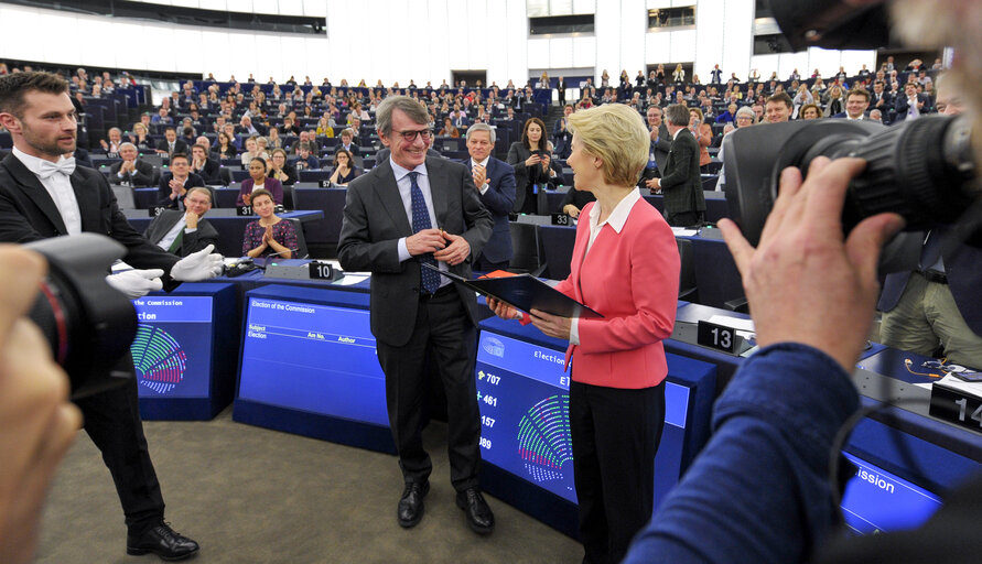 Photo 23: Plenary session - vote on European Commission