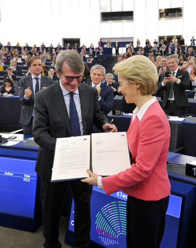 Photo 22: Plenary session - vote on European Commission