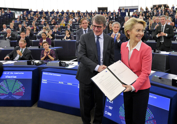 Photo 20: Plenary session - vote on European Commission