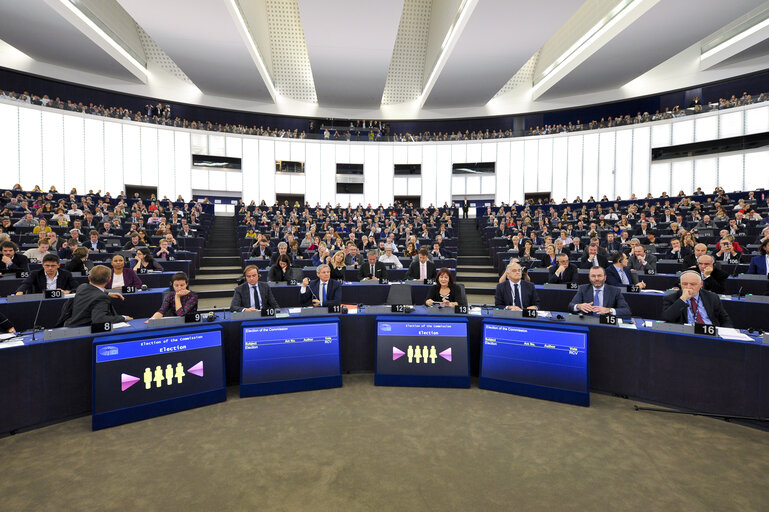 Photo 28: Plenary session - vote on European Commission