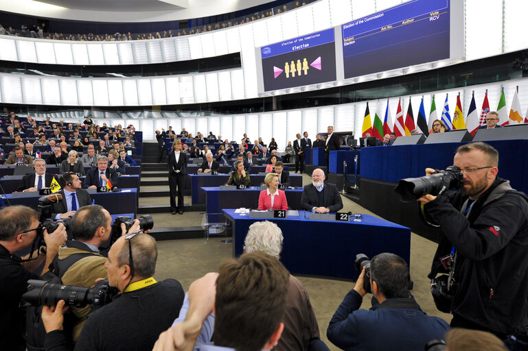 Photo 26: Plenary session - vote on European Commission