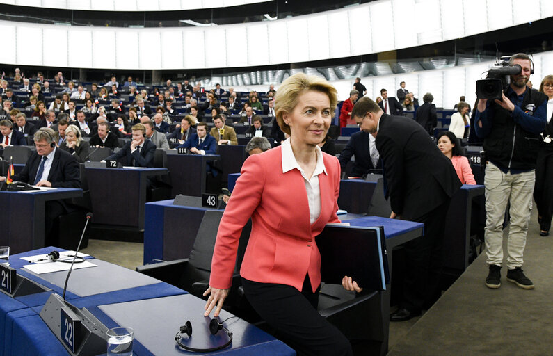 Photo 1: Plenary session - vote on European Commission