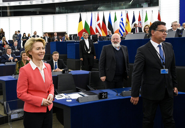 Photo 2: Plenary session - vote on European Commission