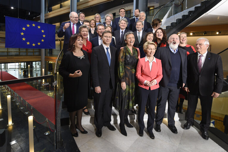 Fotografi 8: First family photo of the VON DER LEYEN Commission - Behind the Scene