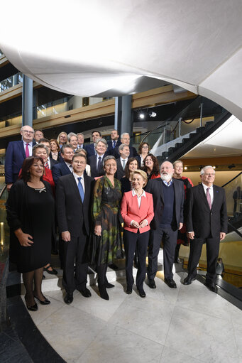 Fotografi 6: First family photo of the VON DER LEYEN Commission - Behind the Scene