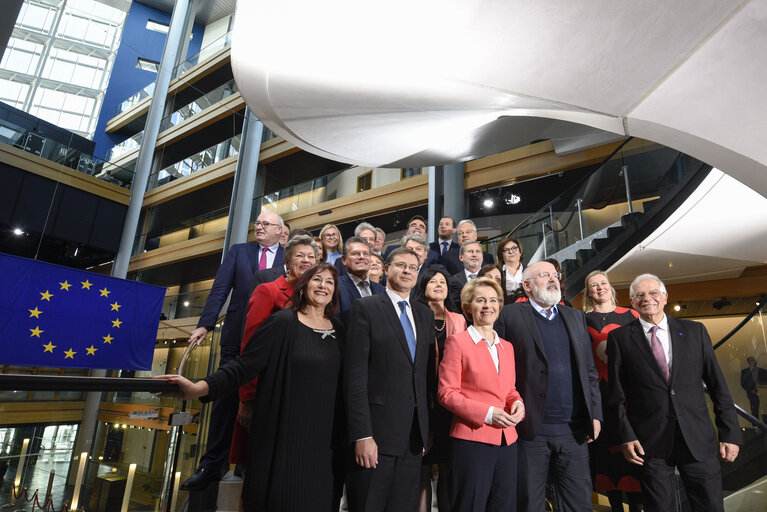 Fotografi 1: First family photo of the VON DER LEYEN Commission - Behind the Scene