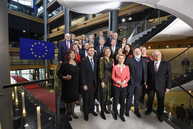 Fotografi 7: First family photo of the VON DER LEYEN Commission - Behind the Scene