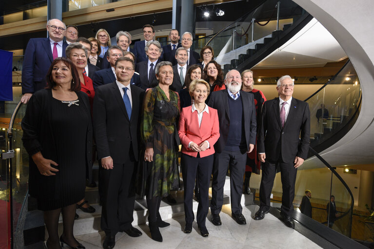 Fotografi 5: First family photo of the VON DER LEYEN Commission - Behind the Scene