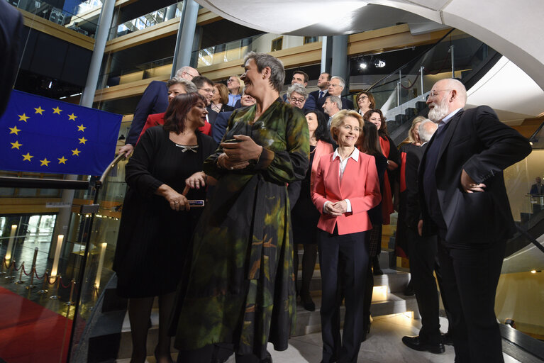 Fotografi 2: First family photo of the VON DER LEYEN Commission - Behind the Scene