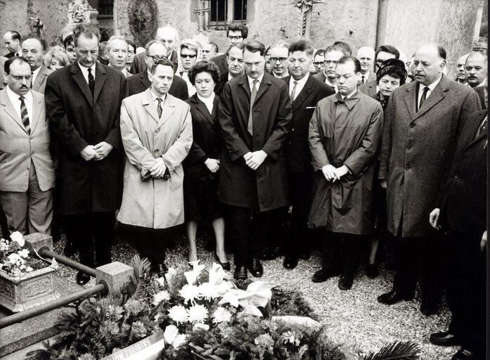 Foto 1: Funerals of Robert SCHUMAN, one of the Founding Fathers of the EU, in Scy-Chazelles, France, September 1963. Rene PLEVEN, Antoine PINAY, Guy MOLLET and Louis JOXE are, among others, attending the ceremony.