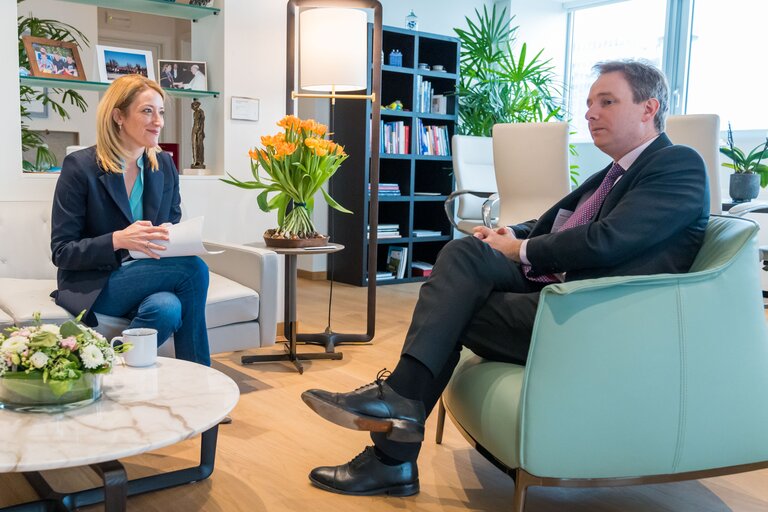 Valokuva 1: Roberta METSOLA, EP President meets Lindsay CROISDALE-APPLEBY, Ambassador and Head of the United Kingdom Mission to the EU