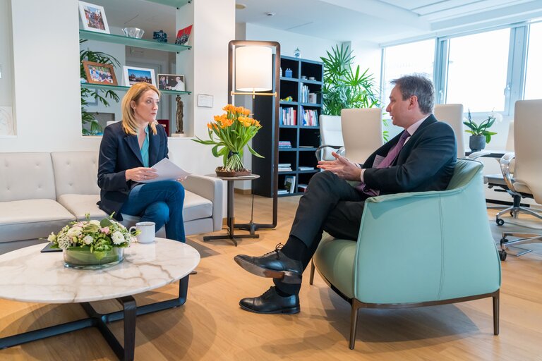 Valokuva 4: Roberta METSOLA, EP President meets Lindsay CROISDALE-APPLEBY, Ambassador and Head of the United Kingdom Mission to the EU