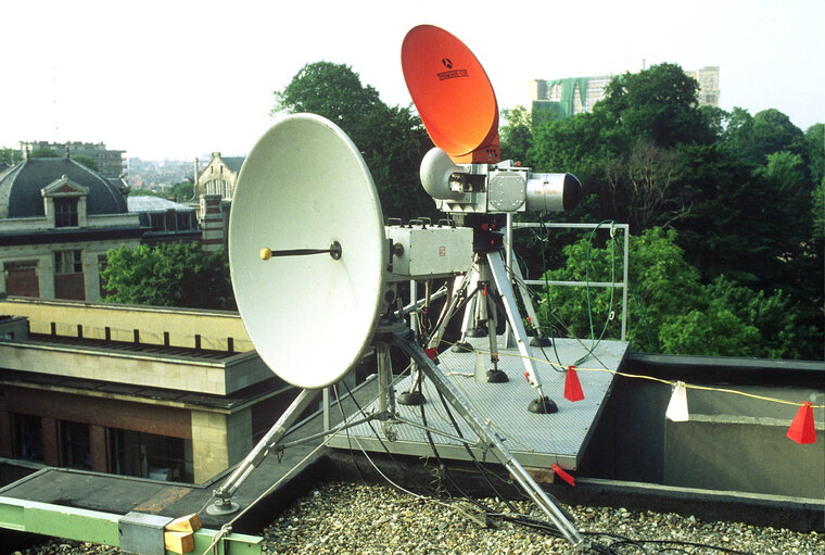 Fotografija 4: Satellite dishes on the roof of the EP.