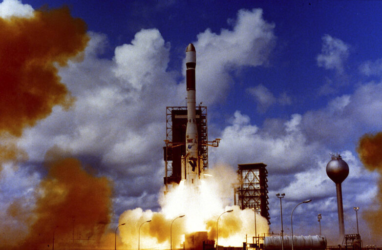 Снимка 1: Launch of a rocket of the Arianespace Program, in Kourou, French Guiana.