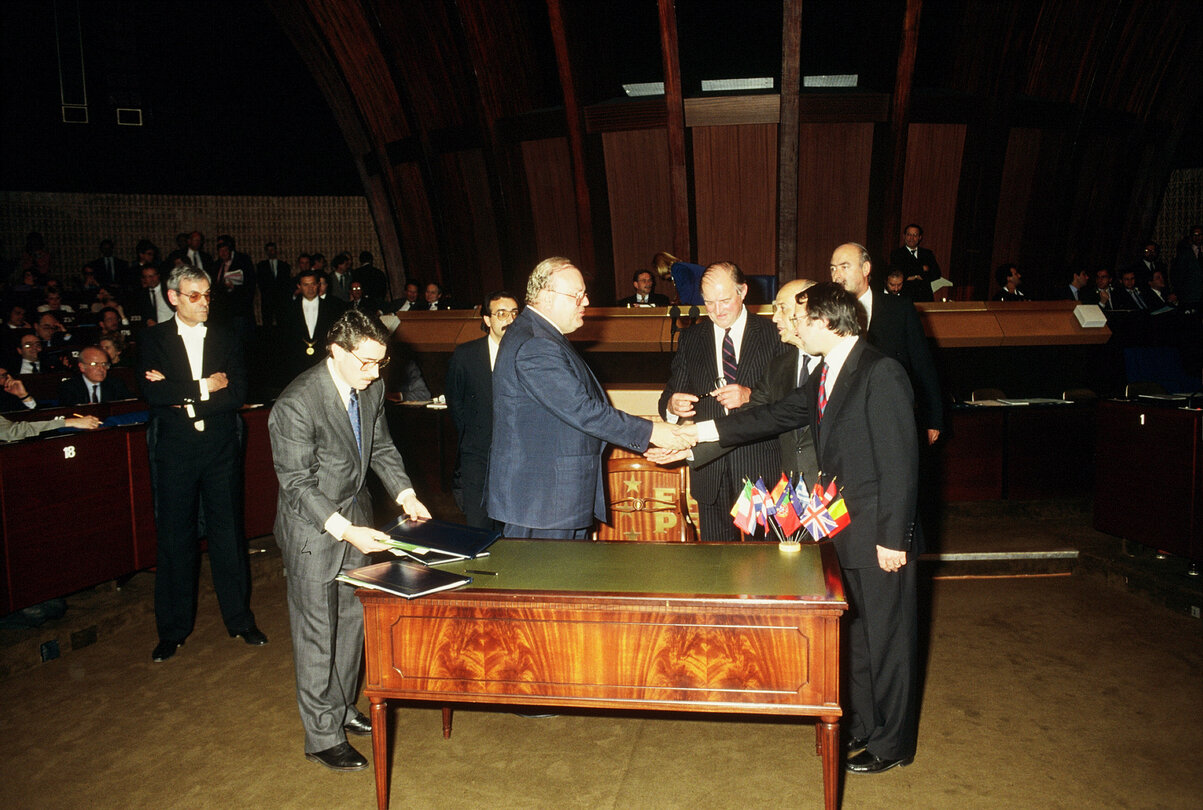 Martin BANGEMANN, Lord Henry PLUMB, Raphael CHANTERIE during the signature of the EU Budget.