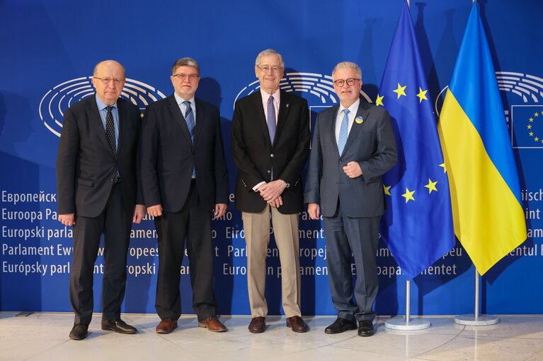 Foto 1: Michael GAHLER, Andrius KUBILIUS and Torino PICULA meet with Mark Gitenstein, the US ambassador of the EU