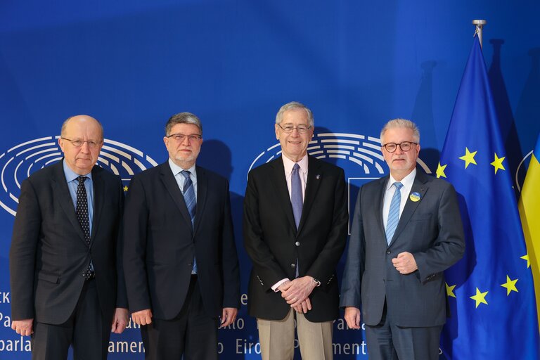 Foto 3: Michael GAHLER, Andrius KUBILIUS and Torino PICULA meet with Mark Gitenstein, the US ambassador of the EU