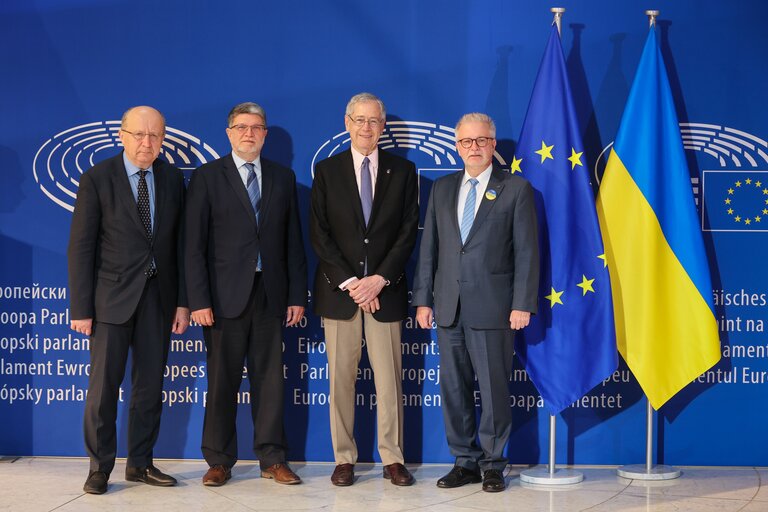 Foto 4: Michael GAHLER, Andrius KUBILIUS and Torino PICULA meet with Mark Gitenstein, the US ambassador of the EU
