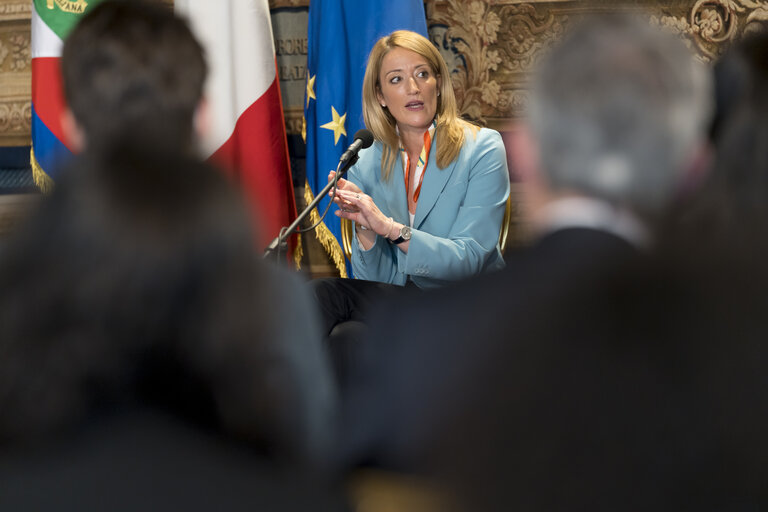 Fotografija 28: Visit of Roberta METSOLA, EP President to Italy - Roberta METSOLA, EP President and Sergio MATTARELLA, President of the Italian Republic discuss students