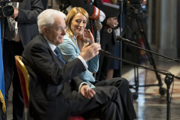 Fotografija 2: Visit of Roberta METSOLA, EP President to Italy - Roberta METSOLA, EP President and Sergio MATTARELLA, President of the Italian Republic discuss students