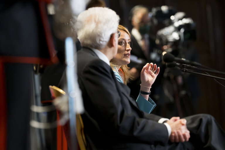 Fotografija 4: Visit of Roberta METSOLA, EP President to Italy - Roberta METSOLA, EP President and Sergio MATTARELLA, President of the Italian Republic discuss students