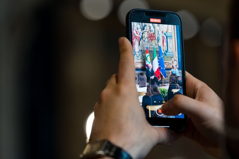 Fotografija 34: Visit Roberta METSOLA, EP President to Italy - Roberta METSOLA, EP President and Sergio MATTARELLA, President of the Italian Republic discuss with students