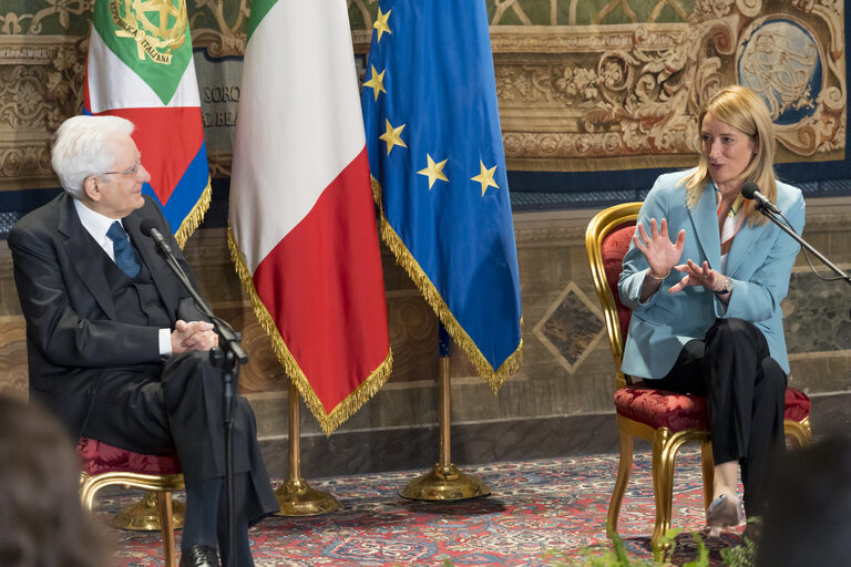 Fotografija 6: Visit of Roberta METSOLA, EP President to Italy - Roberta METSOLA, EP President and Sergio MATTARELLA, President of the Italian Republic discuss students