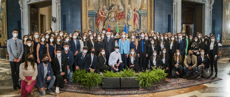 Fotografija 5: Visit of Roberta METSOLA, EP President to Italy - Roberta METSOLA, EP President and Sergio MATTARELLA, President of the Italian Republic discuss students