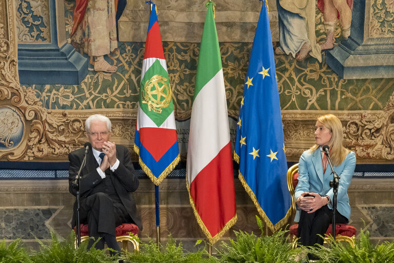 Fotografija 12: Visit of Roberta METSOLA, EP President to Italy - Roberta METSOLA, EP President and Sergio MATTARELLA, President of the Italian Republic discuss students