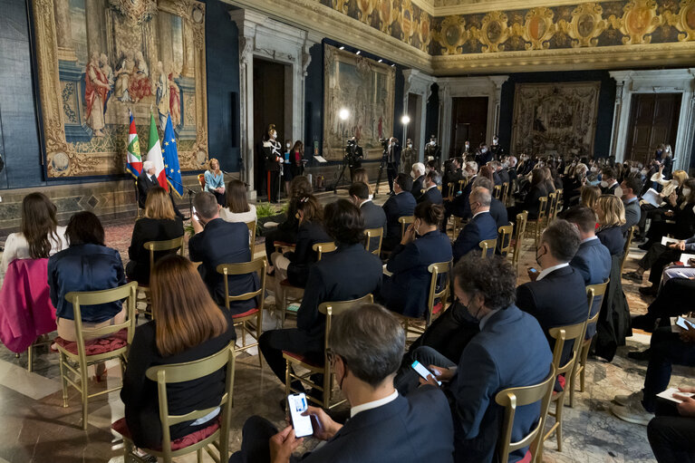 Fotografija 13: Visit of Roberta METSOLA, EP President to Italy - Roberta METSOLA, EP President and Sergio MATTARELLA, President of the Italian Republic discuss students