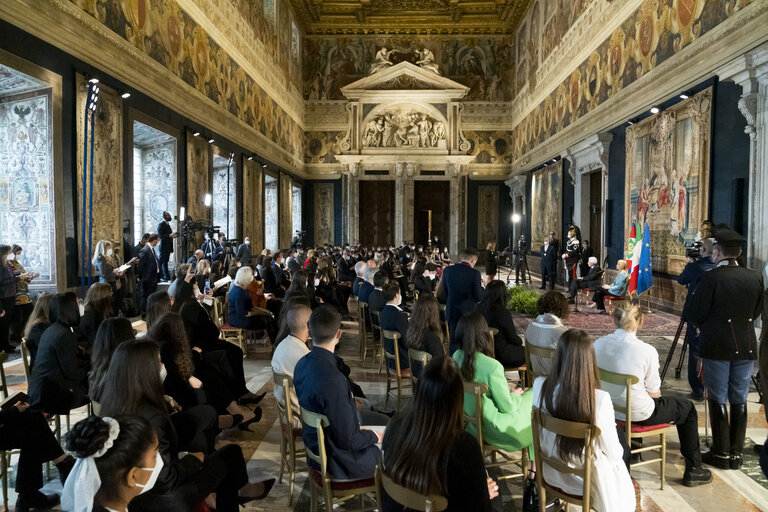 Fotografija 14: Visit of Roberta METSOLA, EP President to Italy - Roberta METSOLA, EP President and Sergio MATTARELLA, President of the Italian Republic discuss students