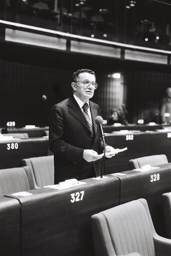 Fotografi 8: The MEP Sergio Camillo SEGRE during a session in Strasbourg in February 1980.