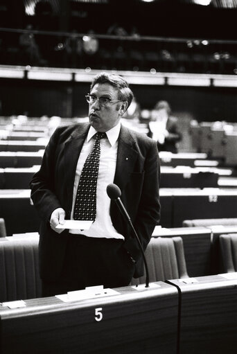 Fotografi 7: The MEP Rudi ARNDT during a session in Strasbourg on February 1980.