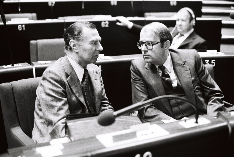 Fotografi 16: The MEPs Leo TINDEMANS and Bernhard SALZER during a session in Strasbourg in February 1980.